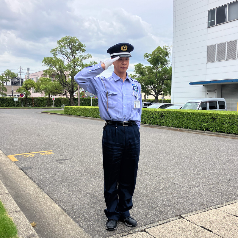 敬礼する警備員