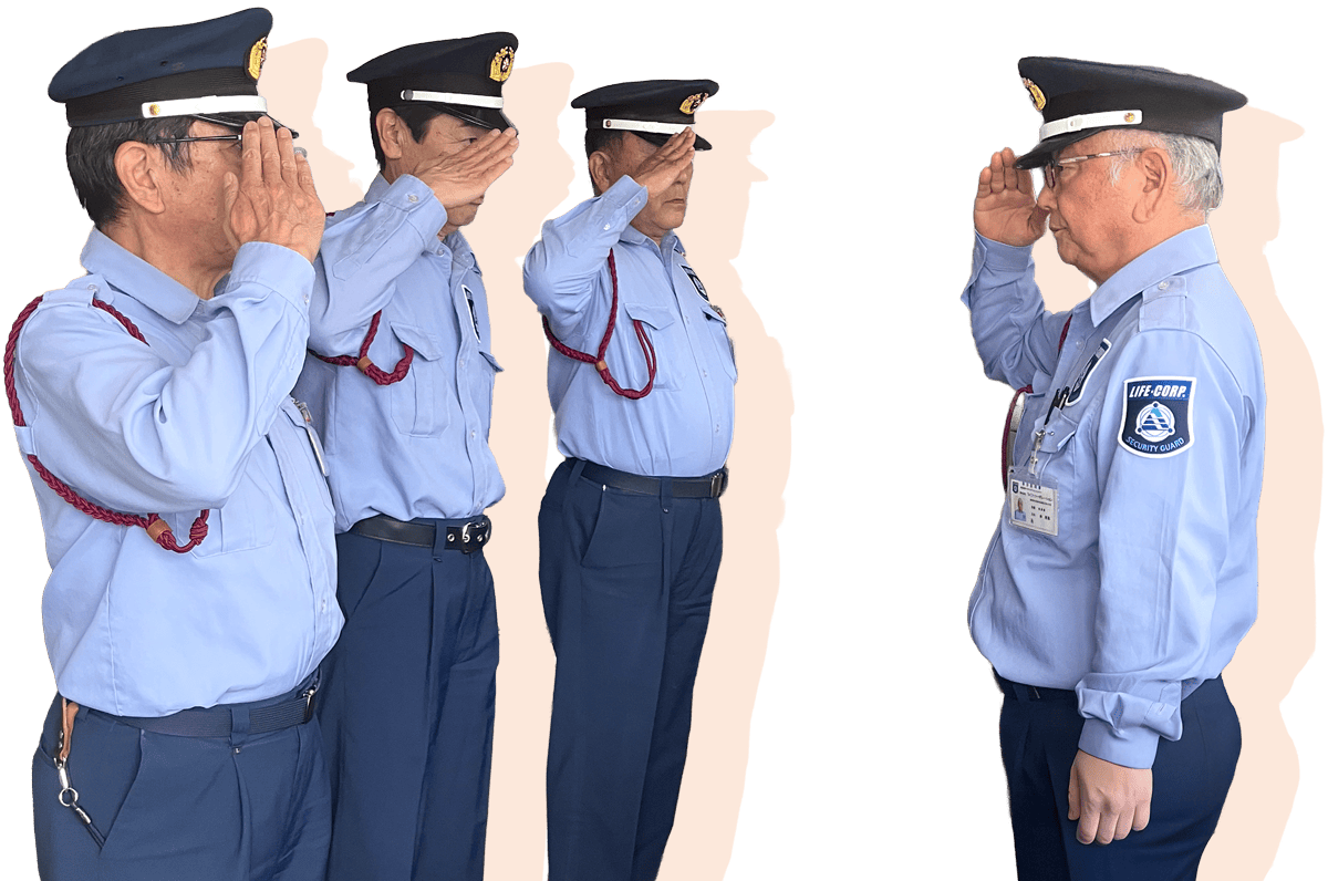 敬礼する警備員